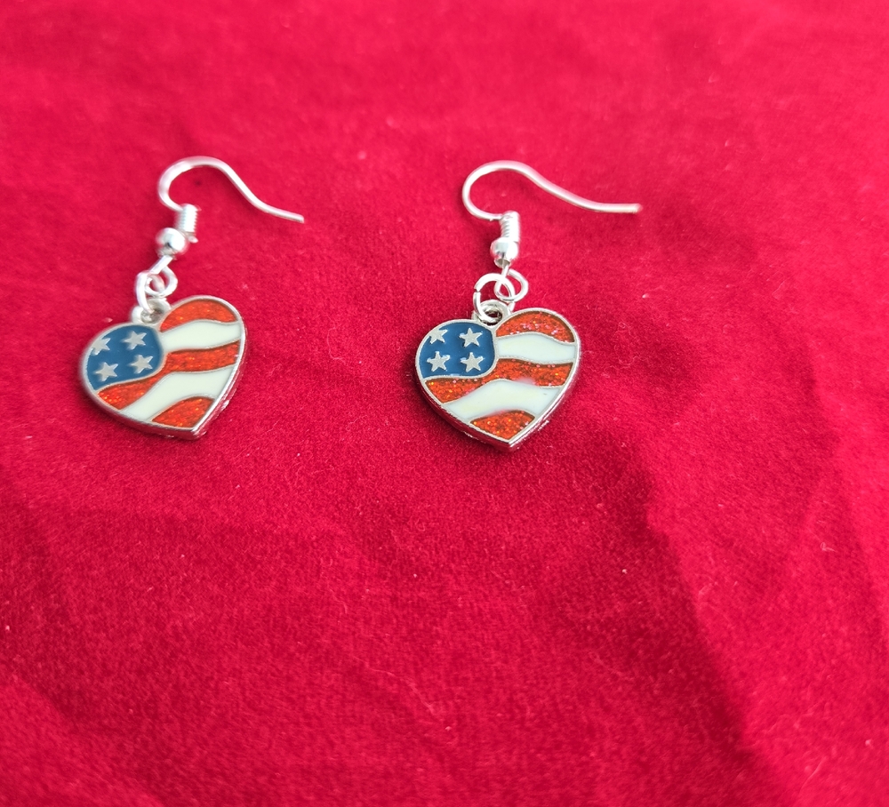 Heart-Shaped American Flag Earrings – Bold & Patriotic